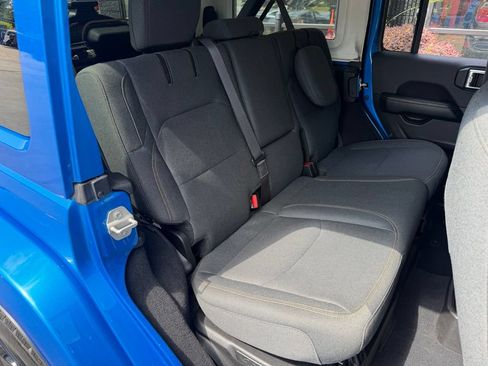 Used 2024 Jeep Wrangler Unlimited Sahara AWD/4WD image 38