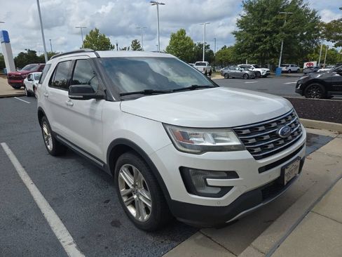 Used 2017 Ford Explorer XLT w/ Equipment Group 202A AWD/4WD image 2