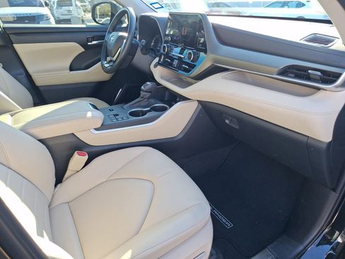 Used 2024 Toyota Highlander LE image 34