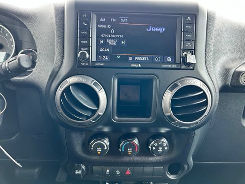 Used 2018 Jeep Wrangler Unlimited Sport w/ Connectivity Group AWD/4WD image 21
