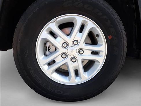 Used 2023 Jeep Grand Cherokee Laredo AWD/4WD image 7