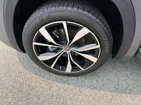 Certified 2025 Volkswagen Atlas SEL Premium R-Line AWD/4WD image 40