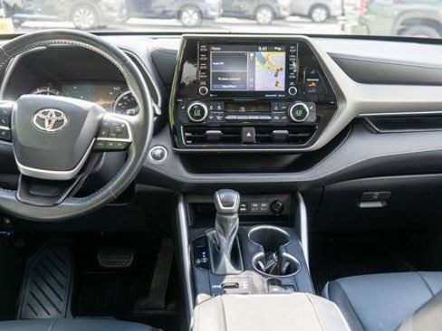 Used 2022 Toyota Highlander XLE AWD/4WD image 17