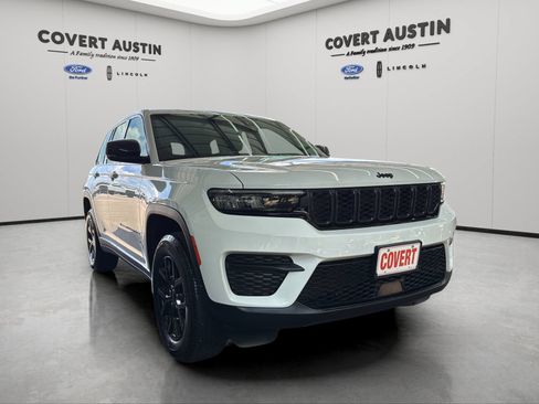 Used 2024 Jeep Grand Cherokee Altitude RWD image 8