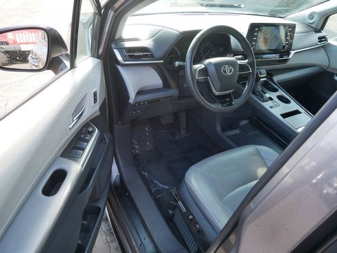 Used 2023 Toyota Sienna Limited image 10