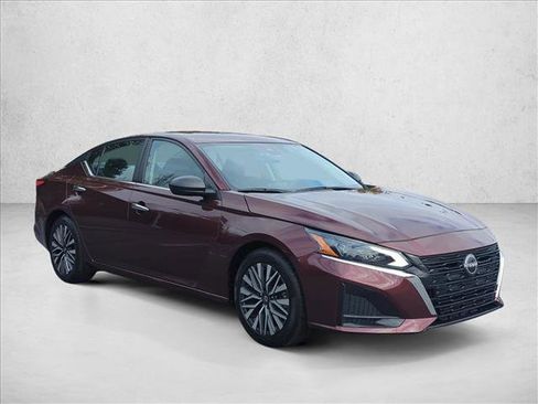 Used 2024 Nissan Altima 2.5 SV image 3