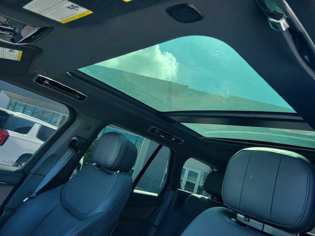 Certified 2025 Land Rover Range Rover SE AWD/4WD image 28