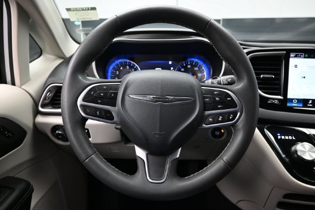 Used 2024 Chrysler Pacifica Touring-L FWD image 25