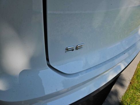 Used 2023 Volkswagen Atlas Cross Sport SE AWD/4WD image 4