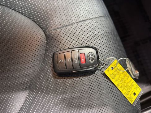 Used 2024 Toyota Highlander Platinum image 25