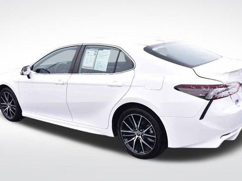 Certified 2022 Toyota Camry SE image 3