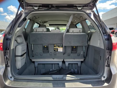 Used 2019 Toyota Sienna XLE w/ XLE Navigation Package FWD image 10