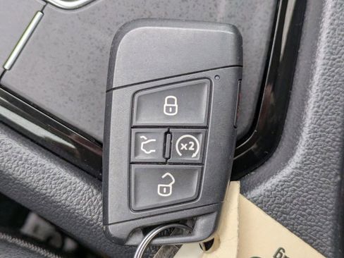 Used 2024 Volkswagen Taos SE image 29