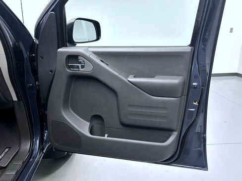 Used 2016 Nissan Frontier SV w/ SV Value Truck Package AWD/4WD image 16