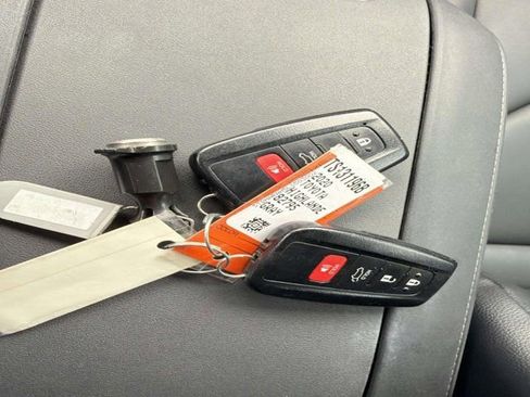 Certified 2020 Toyota Highlander XLE FWD image 31
