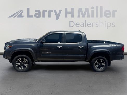 Used 2018 Toyota Tacoma TRD Sport AWD/4WD image 2