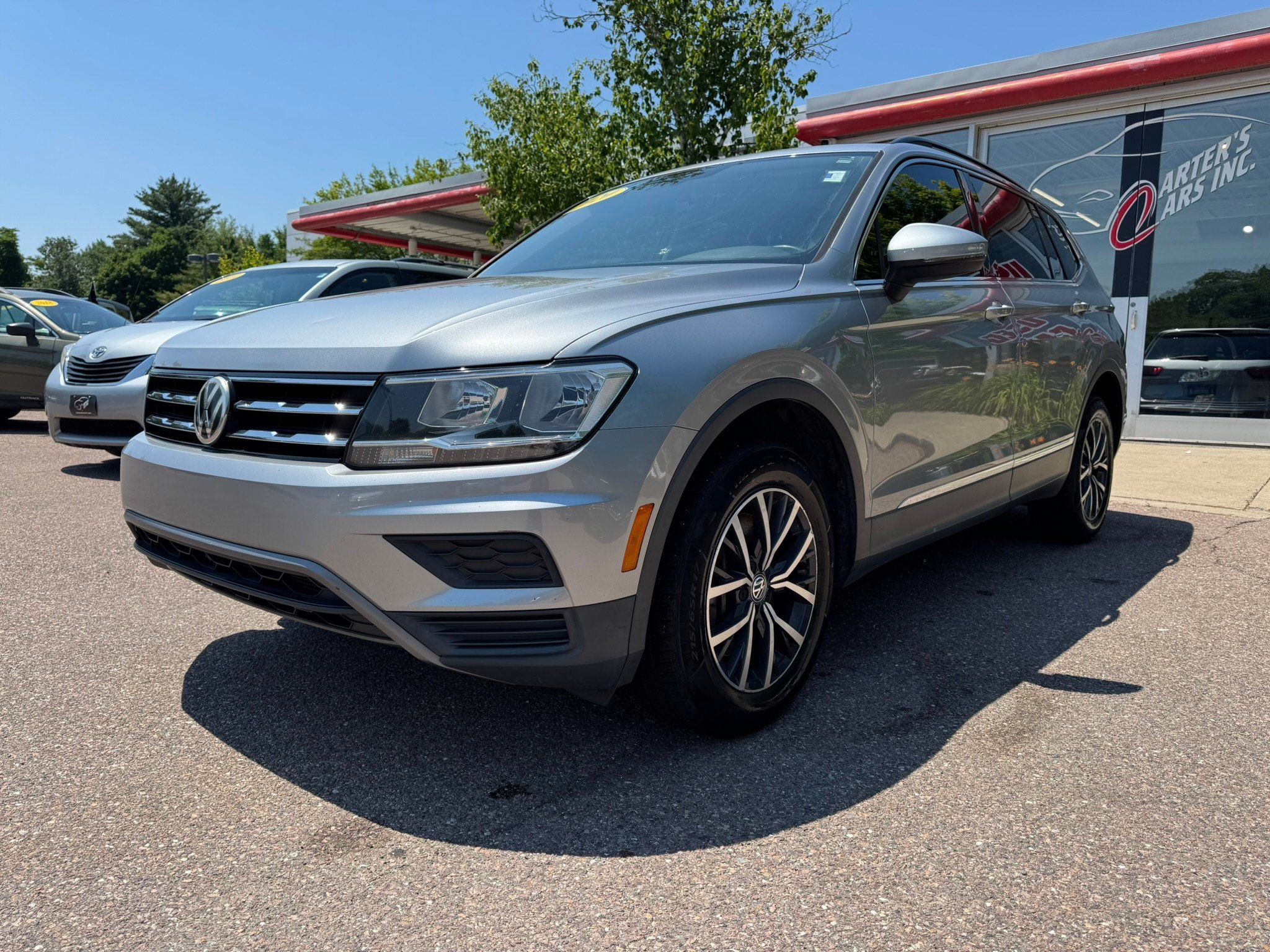 Used 2020 Volkswagen Tiguan SE w/ Panoramic Sunroof Package FWD image 1