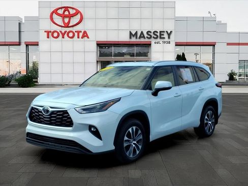 Used 2023 Toyota Highlander XLE AWD/4WD image 7