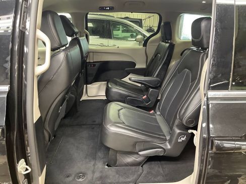 Used 2023 Chrysler Pacifica Touring-L FWD image 21