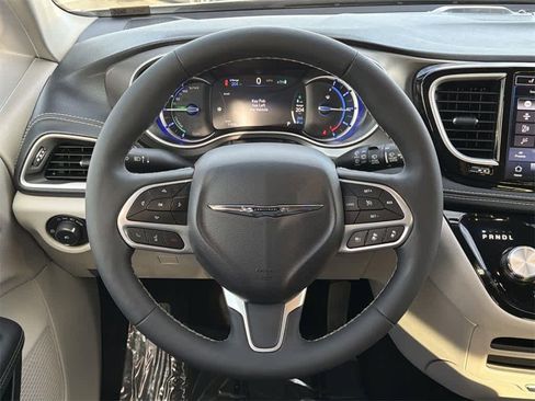 Used 2024 Chrysler Pacifica Select image 12