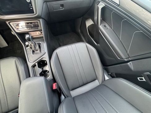 Used 2023 Volkswagen Tiguan SE w/ Panoramic Sunroof Package FWD image 18