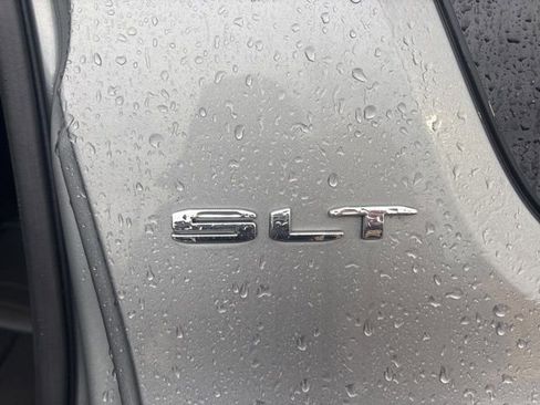 Used 2023 GMC Acadia SLT image 20