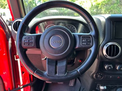 Used 2015 Jeep Wrangler Unlimited Sahara w/ Connectivity Group AWD/4WD image 10