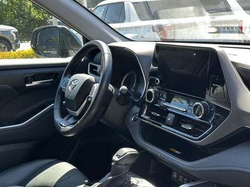 Used 2023 Toyota Highlander XLE AWD/4WD image 33