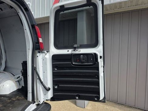 Used 2017 Chevrolet Express 3500 RWD image 16