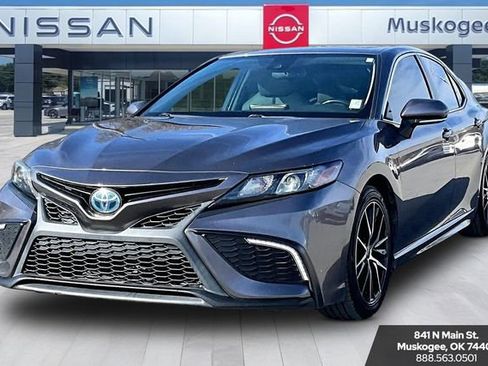 Used 2022 Toyota Camry SE image 3