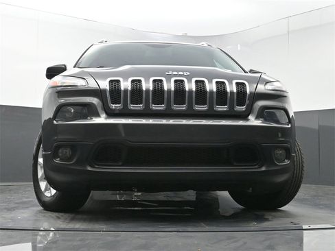 Used 2018 Jeep Cherokee Latitude Plus image 21