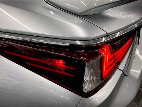 Used 2025 Lexus ES 300h w/ Premium Package image 28