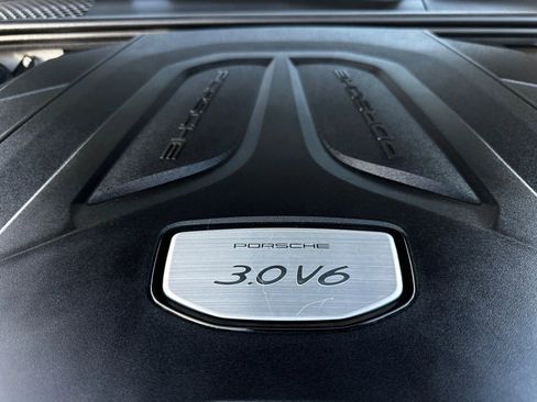 Used 2022 Porsche Cayenne Coupe image 34