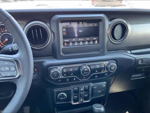 Used 2023 Jeep Gladiator Sport AWD/4WD image 6