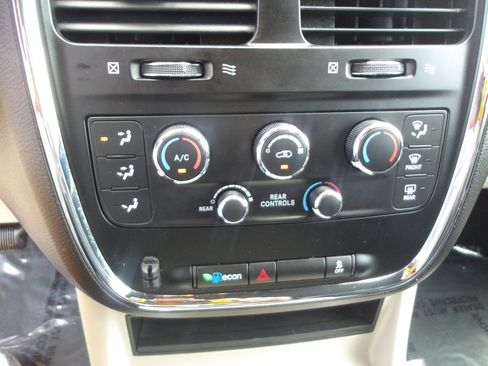 Used 2019 Dodge Grand Caravan SXT image 21