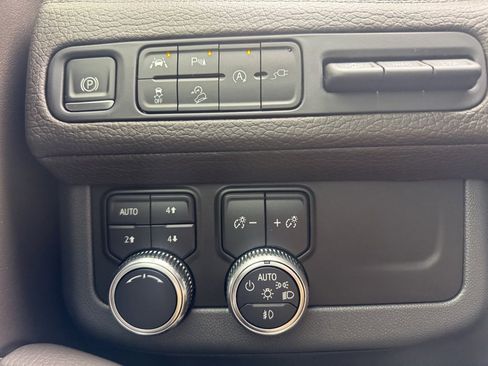 Used 2021 GMC Yukon Denali w/ Denali Premium Package image 18