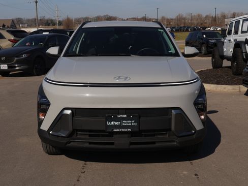 Used 2025 Hyundai Kona SEL image 2