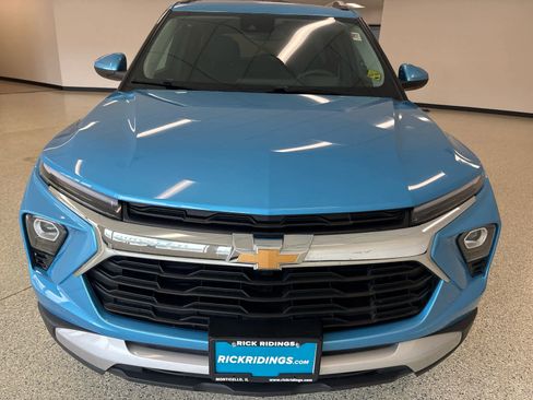 Used 2025 Chevrolet TrailBlazer LT FWD image 2