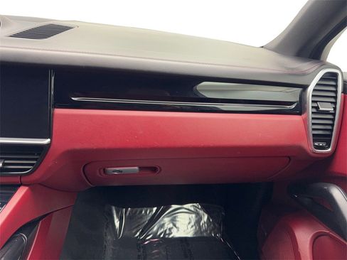 Used 2020 Porsche Cayenne w/ Premium Package image 57