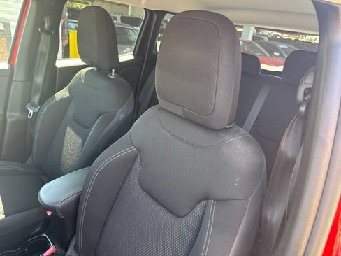Used 2023 Jeep Renegade Latitude w/ Premium Group AWD/4WD image 18
