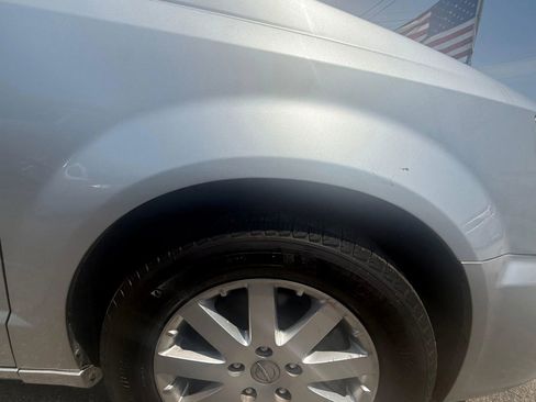 Used 2012 Chrysler Town & Country Touring-L w/ Entertainment Group #2 FWD image 9