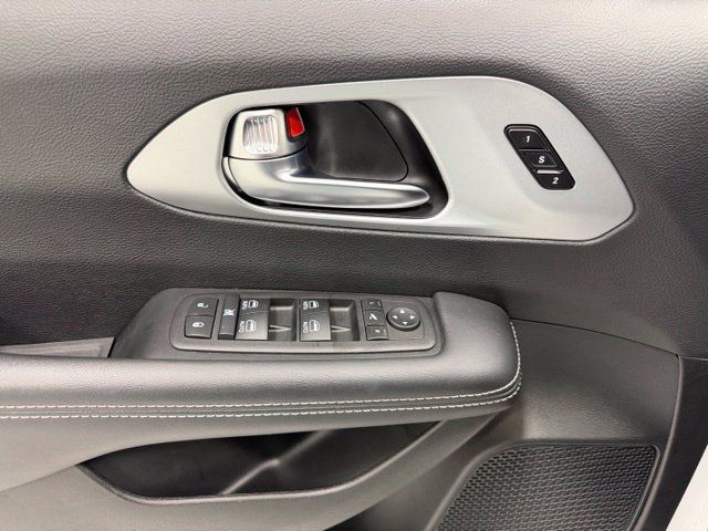 Used 2025 Chrysler Pacifica Limited FWD image 19