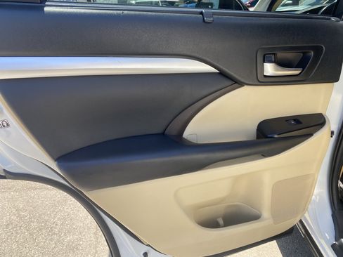 Used 2019 Toyota Highlander XLE w/ Carpet Mat Package (TMS) FWD image 14
