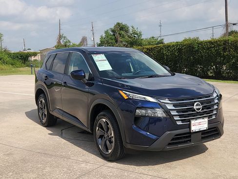 Used 2025 Nissan Rogue SV FWD image 3