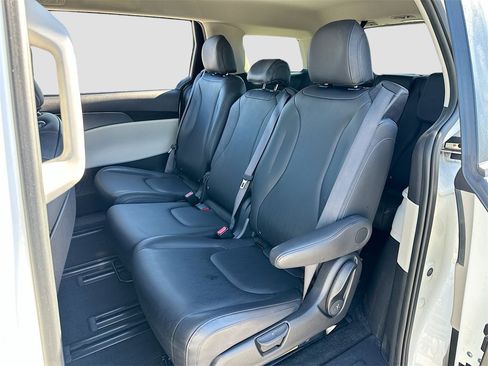 Used 2024 Kia Carnival LX image 23