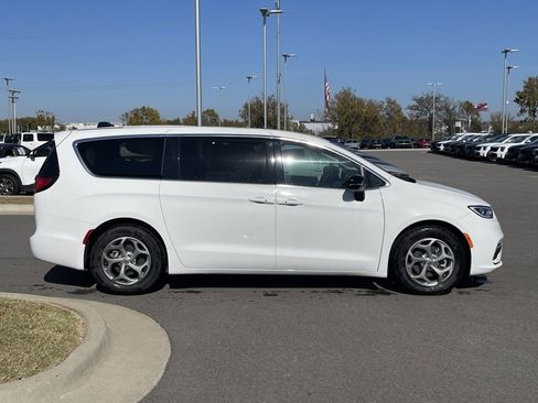 Used 2024 Chrysler Pacifica Limited image 9