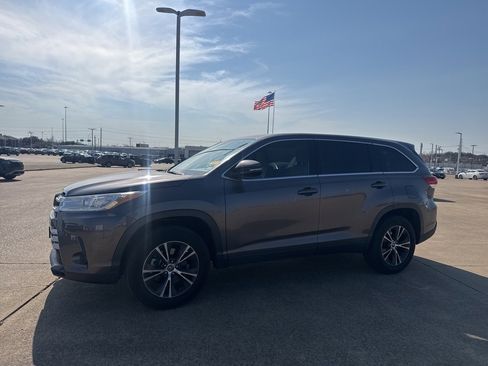 Used 2019 Toyota Highlander LE image 8