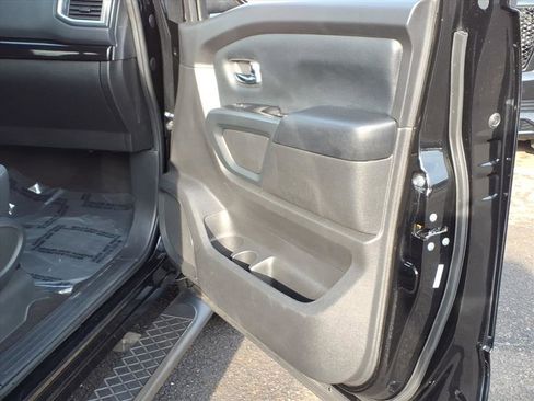 Used 2018 Nissan Titan SV w/ SV Convenience Package image 12
