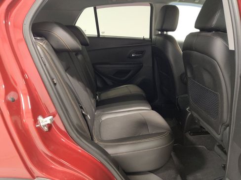 Used 2020 Chevrolet Trax LT w/ LT Convenience Package AWD/4WD image 19