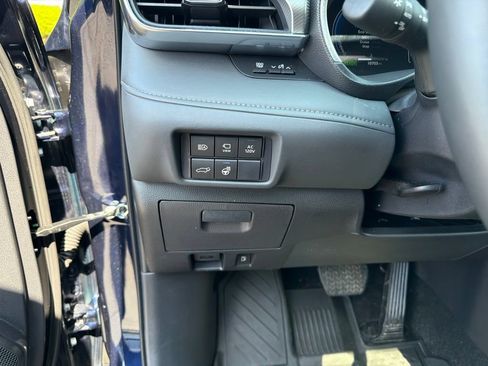 Used 2025 Toyota Highlander Platinum AWD/4WD image 16